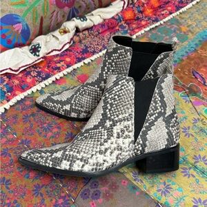 Marc Fisher Mlyale Women's 7 M Gray Black Snakeskin Leather Chelsea Ankle Boots